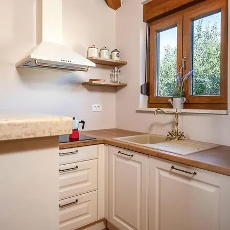 Prázdninový dům Nice In With Kitchen Valtura